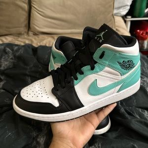 Jordan 1 mid “tropical twist”